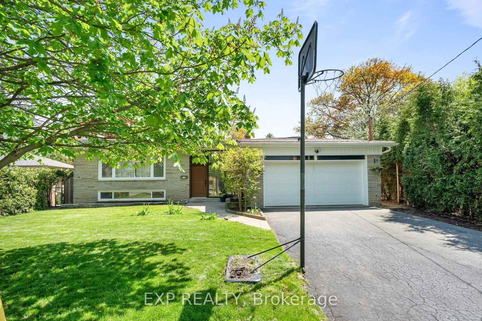 Detached House for sale at 17 Ravenscroft Circle, Toronto, Bayview Village, M2K 1X1 - MLS: C12149730