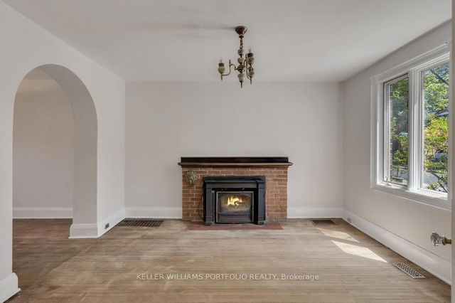 306 Manor Road E