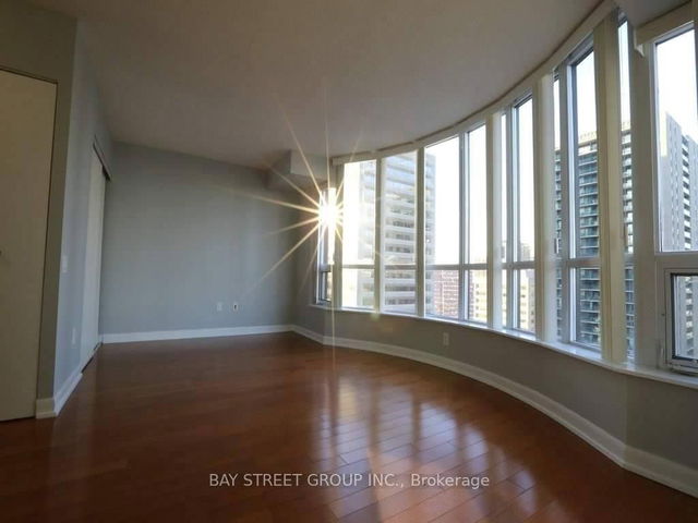 2009 - 33 Sheppard Avenue