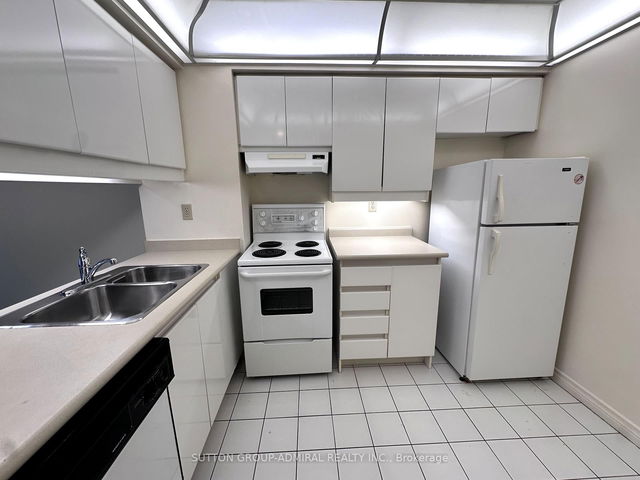2708 - 736 Bay Street