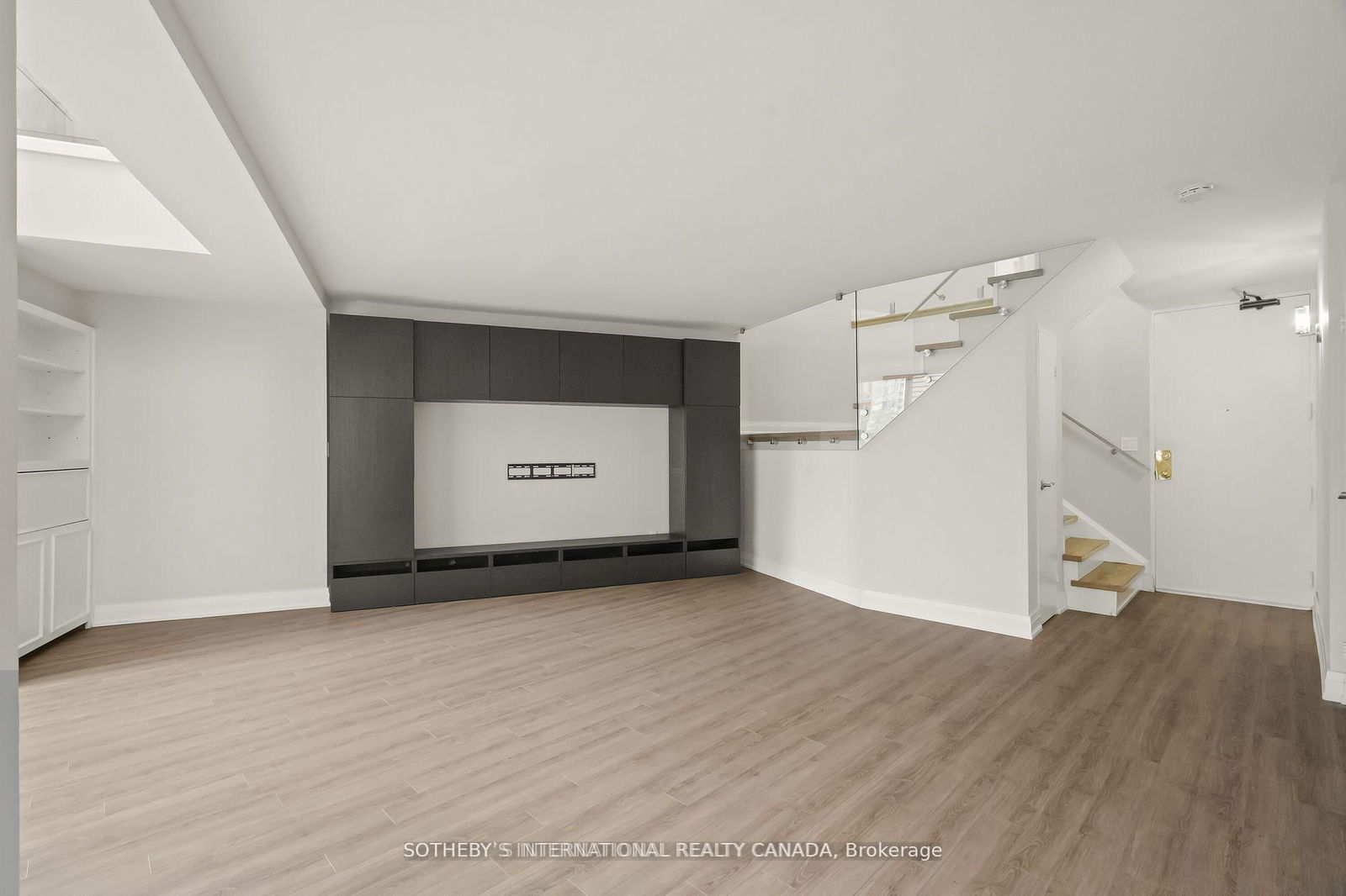 Condo for sale at 2208-33 Harbour Square, Toronto, Waterfront Communities C1, M5J 2G2 - MLS: C12153117