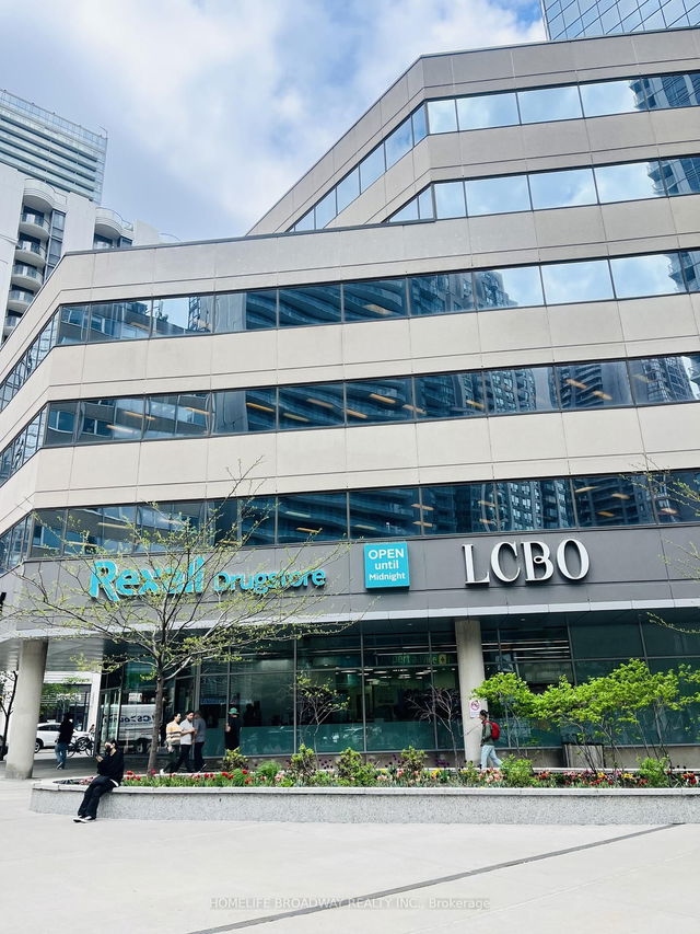 215 - 763 Bay Street