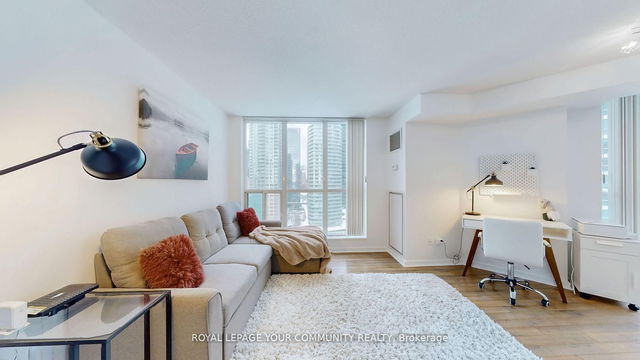 1813 - 208 Queens Quay