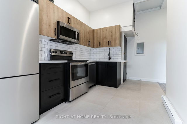 2 - 414 Spadina Avenue