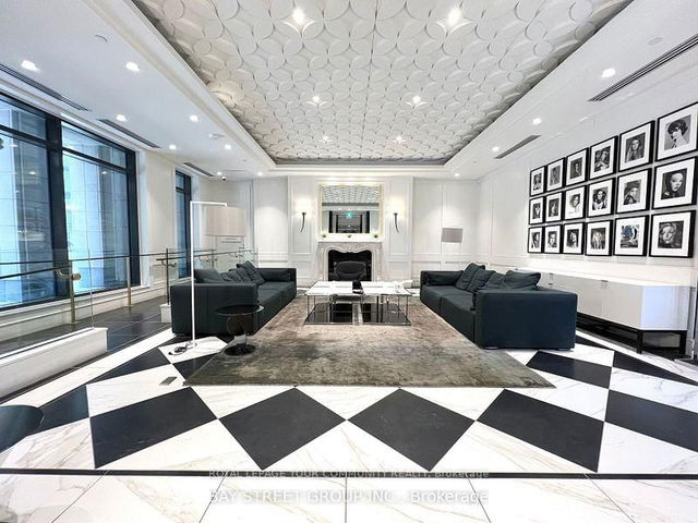 407 - 955 Bay Street