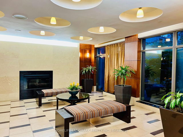 806 - 10 Northtown Way