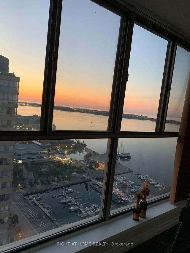 3008 - 270 Queens Quay