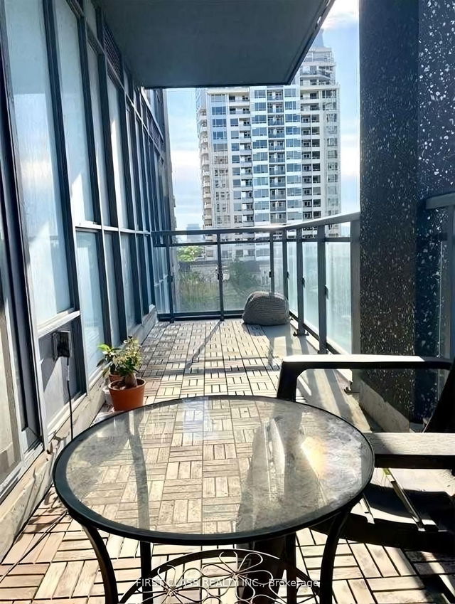 404 - 17 Kenaston Gardens