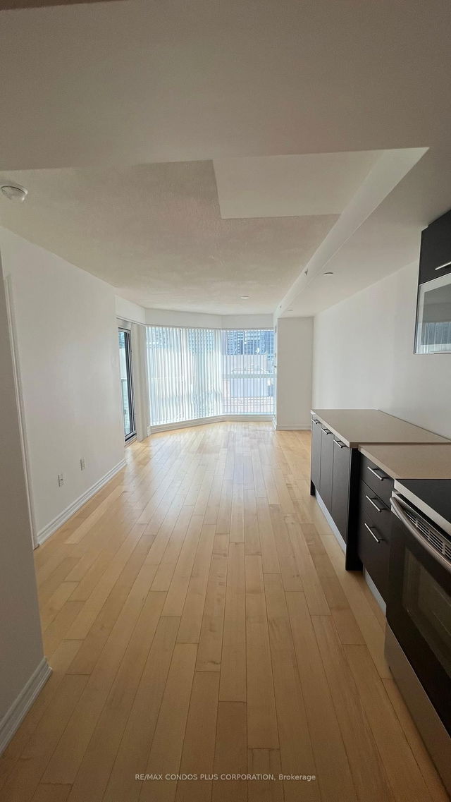 1616 - 386 Yonge Street