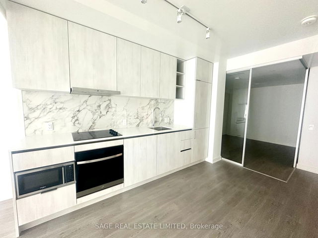 807 - 8 Wellesley Street