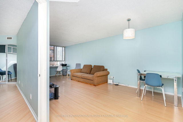 1819 - 711 Bay Street