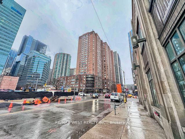 1822 - 633 Bay Street