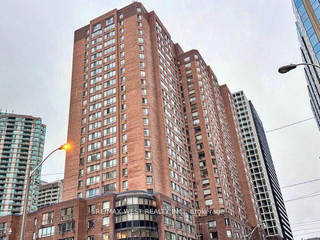 1822 - 633 Bay Street