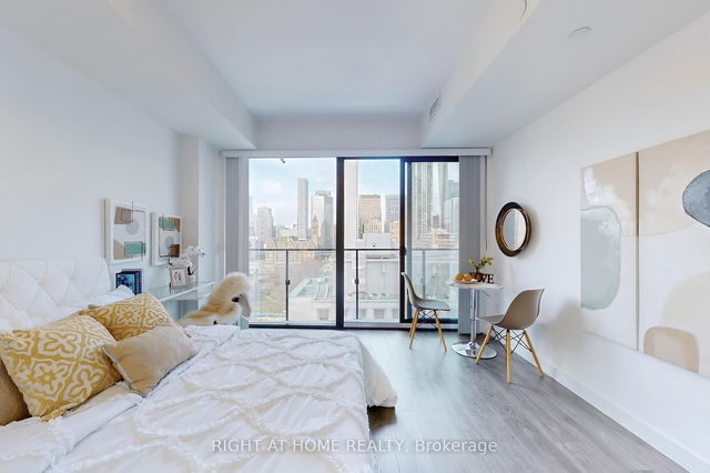 1409 - 215 Queen Street