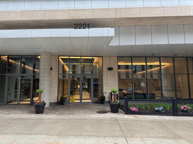4805 - 2221 Yonge Street