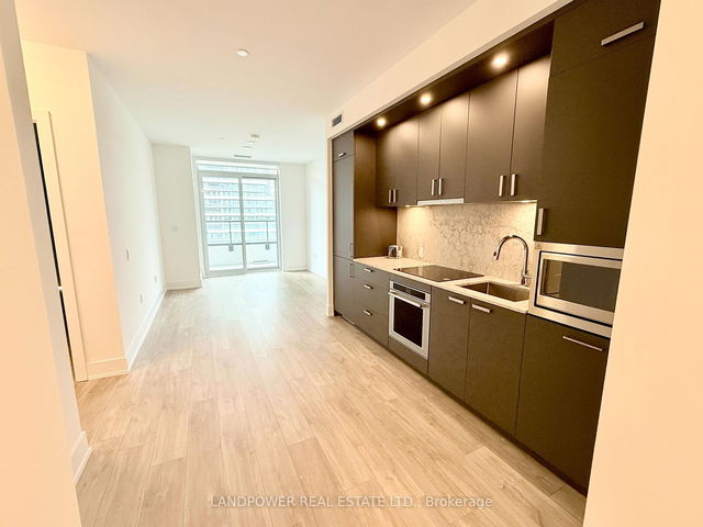 1007 - 10 Inn On The Park Drive