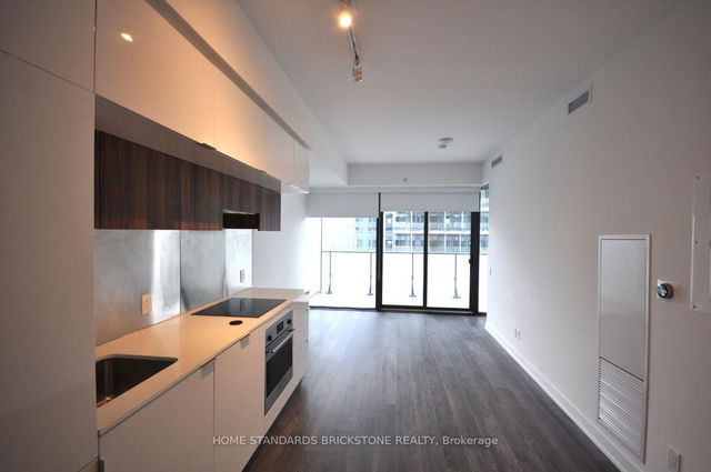 2011 - 185 Roehampton Avenue