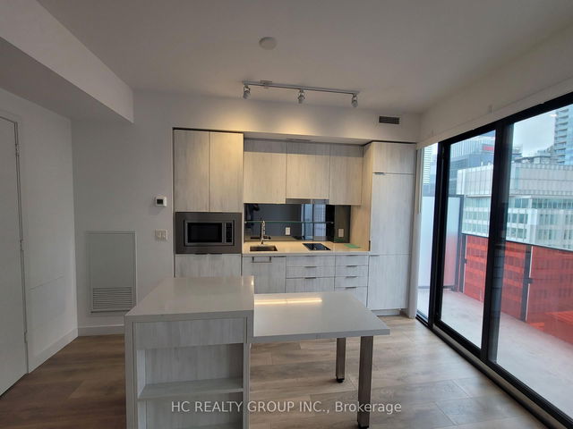 1712 - 215 QUEEN Street