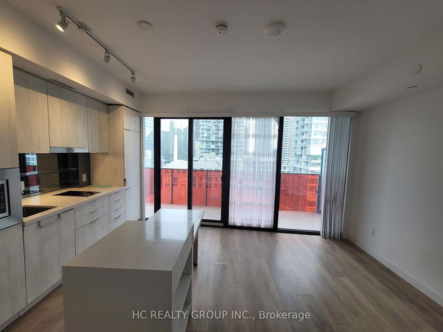 1712 - 215 QUEEN Street