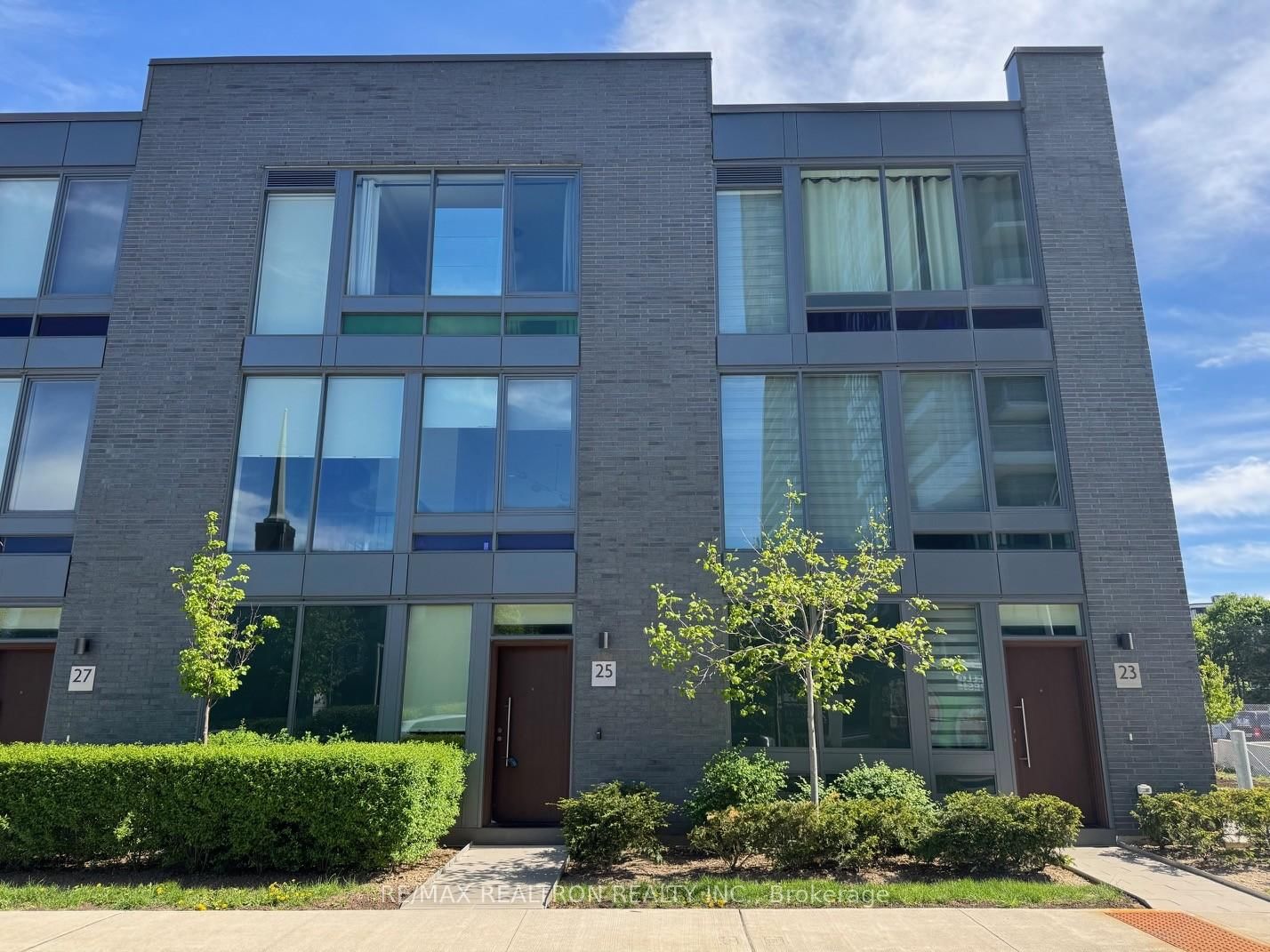Townhouse for sale at 25 Sonic Way, Toronto, Flemingdon Park, M3C 3Z2 - MLS: C12164762