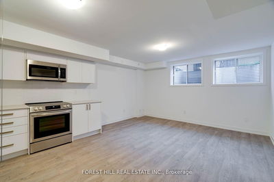 Unit B — 116 Green Gardens Blvd, Toronto - Englemount-Lawrence image-0-4