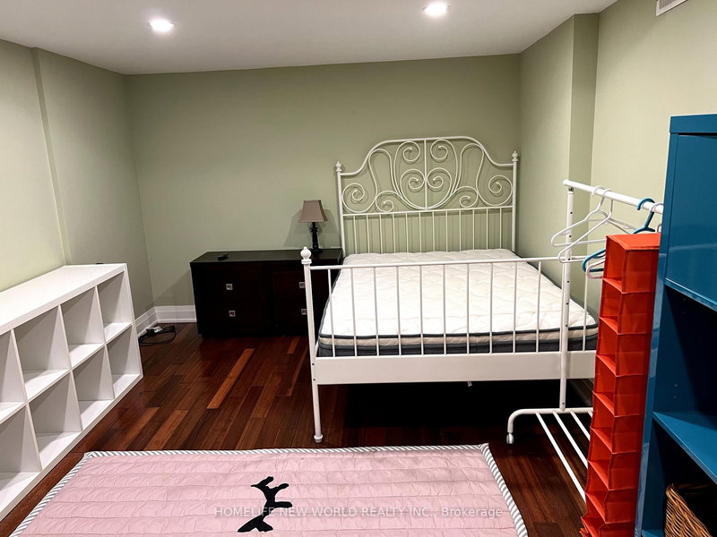 15 Kenneth Wood Cres, Toronto, M2N 0K3 | Image 2