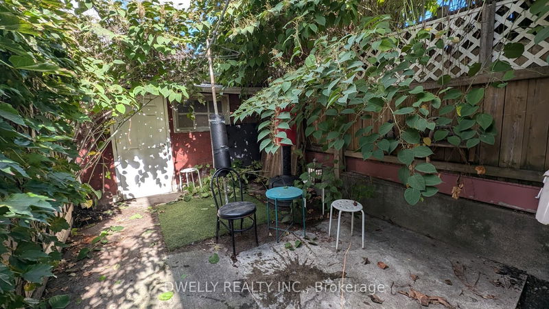 home for lease on room #3-662 Dundas Street W