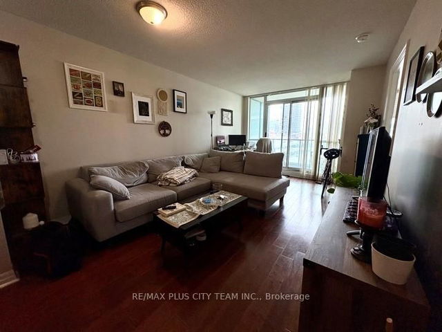 606 - 16 Yonge Street