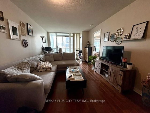 606 - 16 Yonge Street