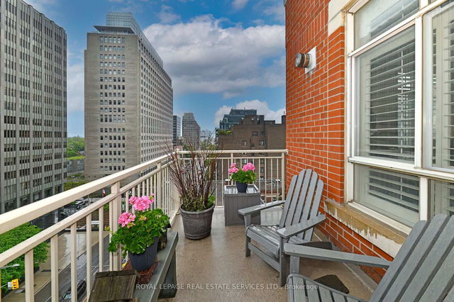 905 - 1 Deer Park Crescent