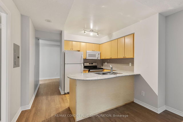 911 - 763 Bay Street