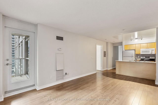 911 - 763 Bay Street