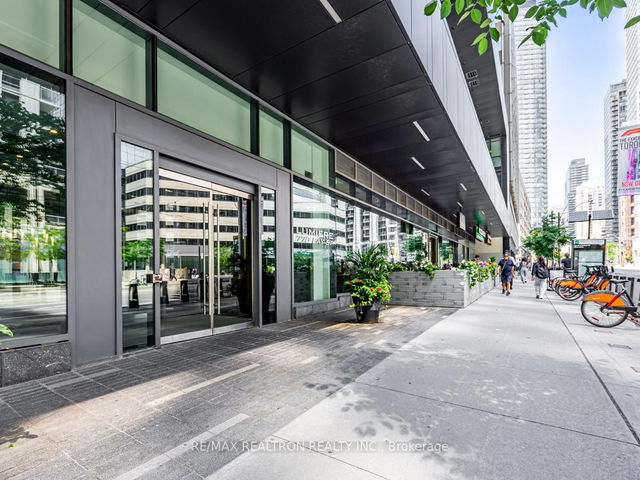 1606 - 770 Bay Street