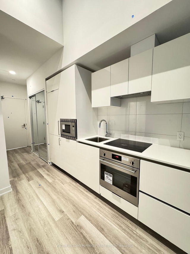 605 - 238 Simcoe Street
