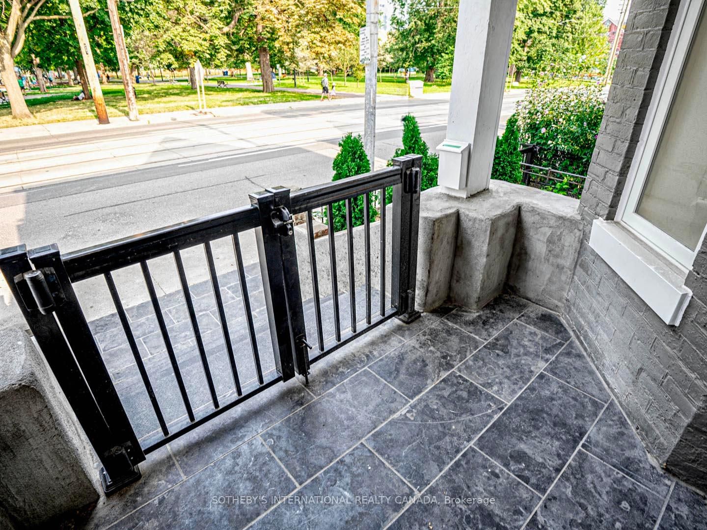 Detached House for sale at 290 Bathurst Street, Toronto, Trinity-Bellwoods, M5T 2S3 - MLS: C12171582