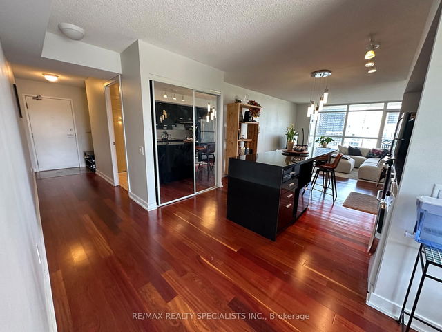 1505 - 33 Singer Court