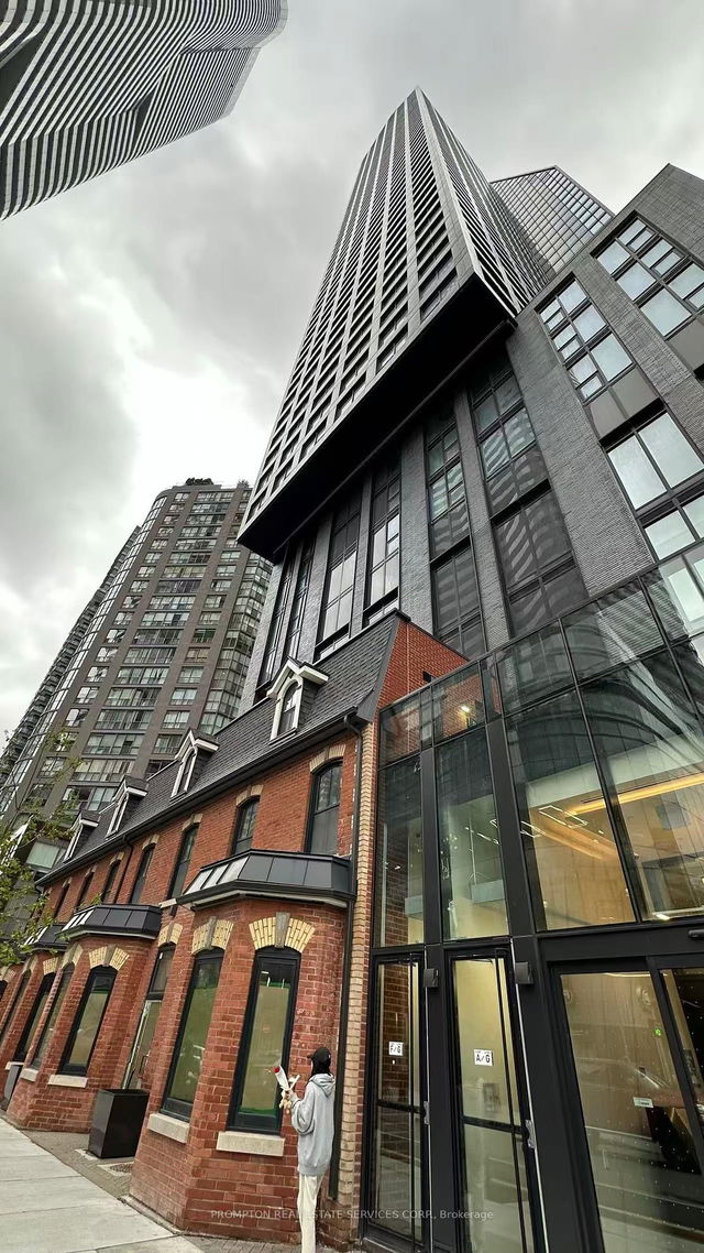 3215 - 8 Wellesley Street