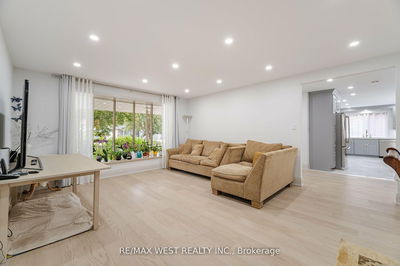 50 Bruce Farm Dr, Toronto - Bayview Woods-Steeles image-0-4