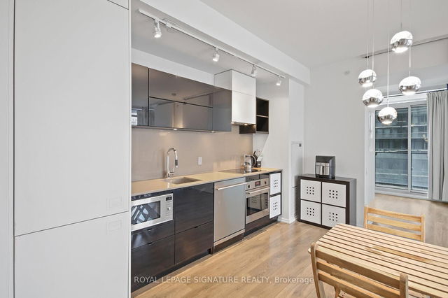 808 - 125 Peter Street