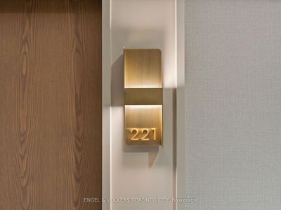 Unit 221 — 30 Inn On The Park Dr, Toronto - Banbury-Don Mills image-0-1
