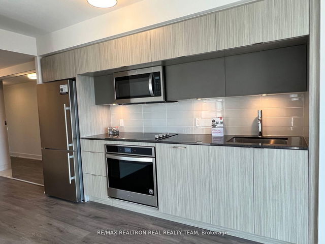 #818 - 585 Bloor Street
