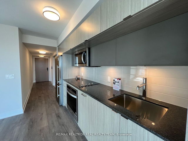 #818 - 585 Bloor Street