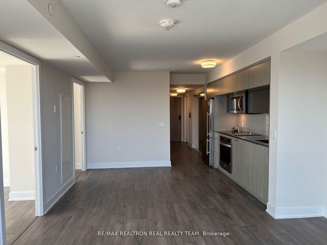 #818 - 585 Bloor Street