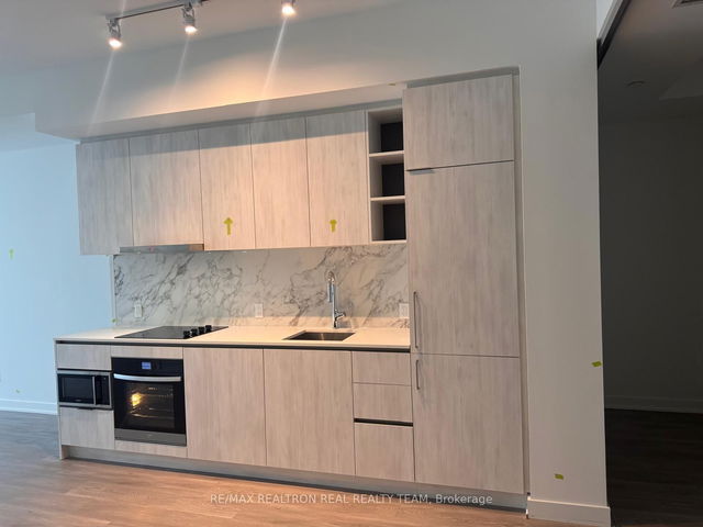 607 - 8 Wellesley Street