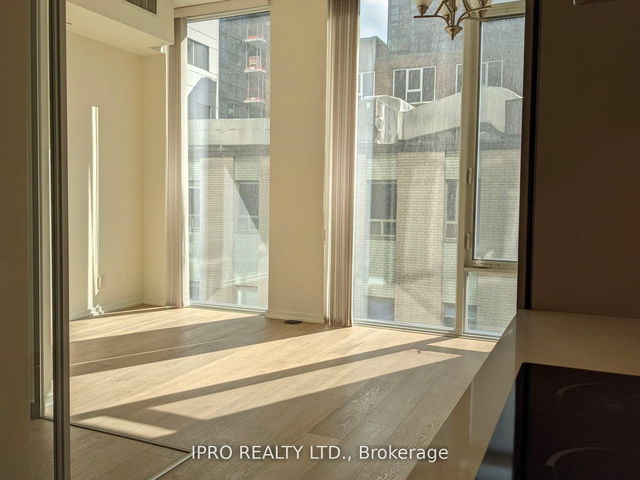 405 - 101 Peter Street