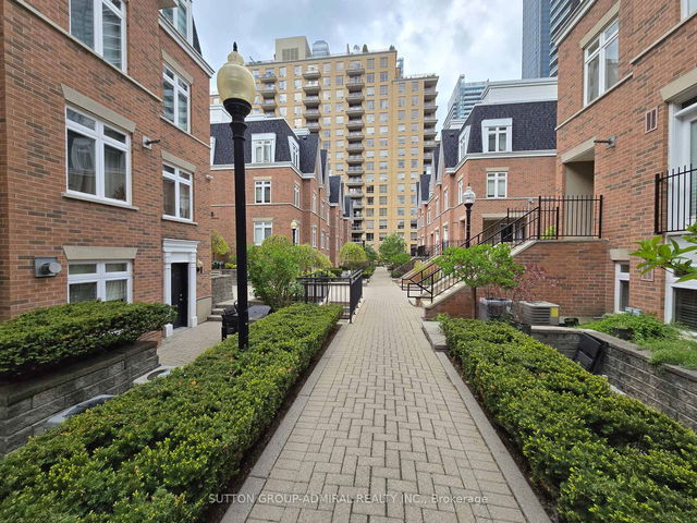 Th16 - 98 Redpath Avenue