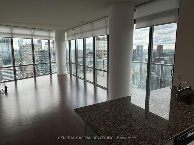 4805 - 832 Bay Street