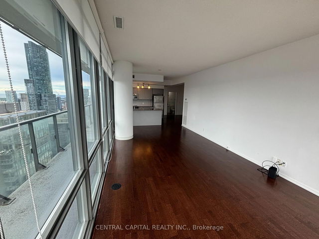 4805 - 832 Bay Street