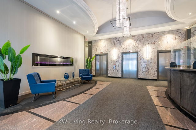 404 - 555 Yonge Street