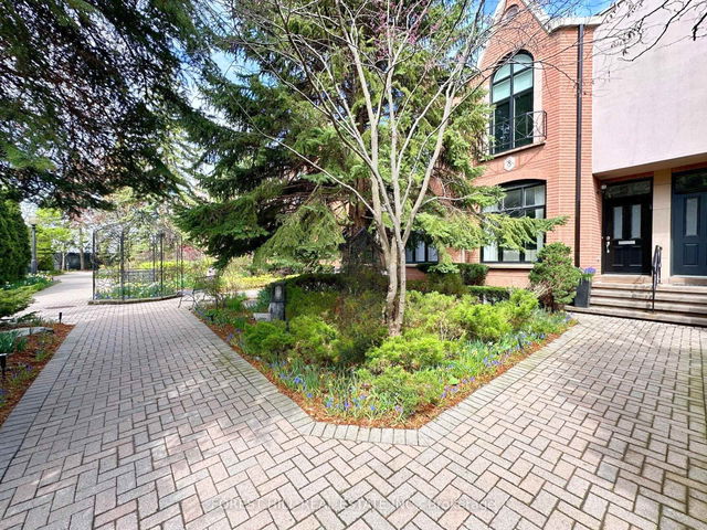 8 Alex Mews